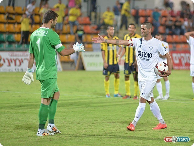 עקיבא ואברבנל בלחיצת יד (ארנון לוי)